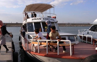 Yerli ve yabancı turistler için tekne turu...