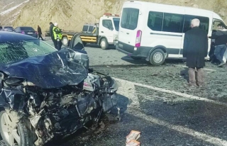 Otomobille minibüs çarpıştı: 14 yaralı 