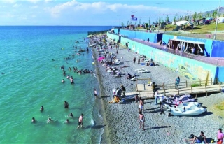 Tuşba'daki plaj sezonu açtı 