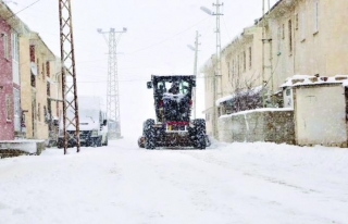 Tuşba'da 22 araçla karla mücadele sürüyor