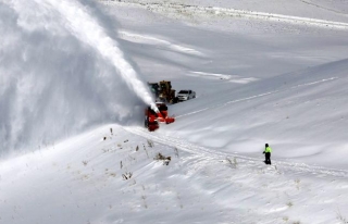Kar yeniden yağdı: 343 yerleşim yeri kapandı