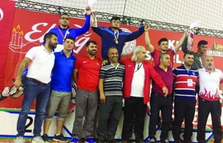 Vanlı güreşçi Türkiye birincisi oldu 