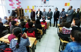 Tuşba'daki öğrenciler ayakkabı ve montlarla sevindirildi