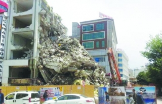 Van'da hasarlı binaların yıkımı sürüyor