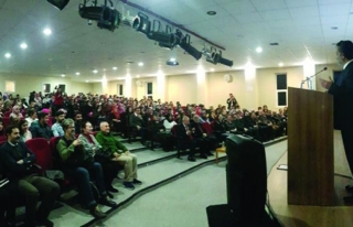 YYÜ'de 'Türk Dil Üzerine' konulu konferans…