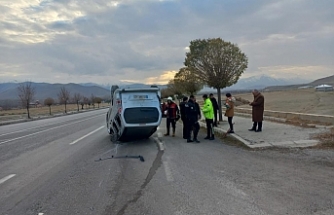 Kamyonetle minibüs çarpıştı: 2 yaralı