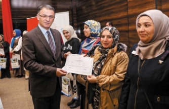 Okuma-yazma kursunu bitiren kadınlar sertifika aldı