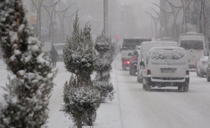 Van’da kar yağışıyla bin 18 yerleşim yerine ulaşılmıyor